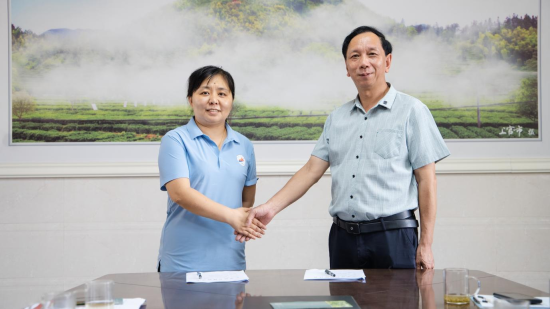 图为实践团与江西同洲绿色食品开发有限公司签订产学研协议。刘成伟 摄