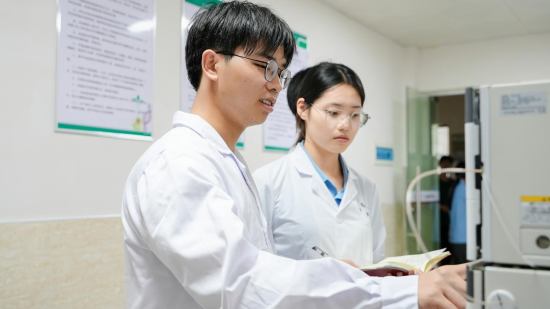 图为实践团科研组回到学校实验室测定数据。刘成伟 摄